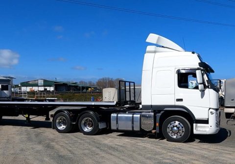 tractor-unit-and-flat-deck-trailer